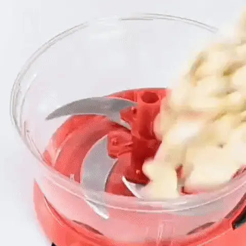 Hachoir rempli de piments et ail pour préparation de condiments.