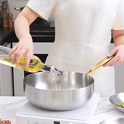 Cuisson d'un steak et de légumes dans une poêle en acier inoxydable haute performance