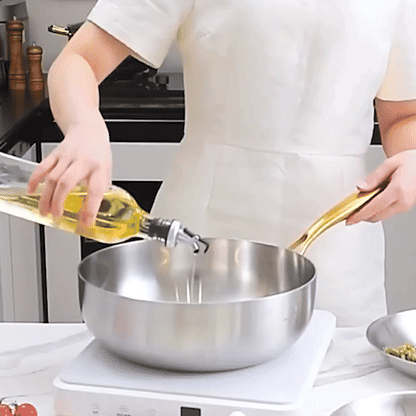 Cuisson d'un steak et de légumes dans une poêle en acier inoxydable haute performance