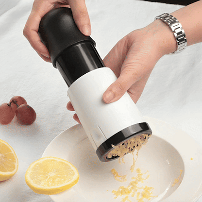 Démonstration du mécanisme rotatif sécurisé de la râpe EasyCut™ pour protéger les doigts.