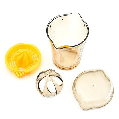 Presse-agrumes démonté avec tasse graduée, filtre jaune, cône transparent et couvercle - Cuisinezchezvous.com