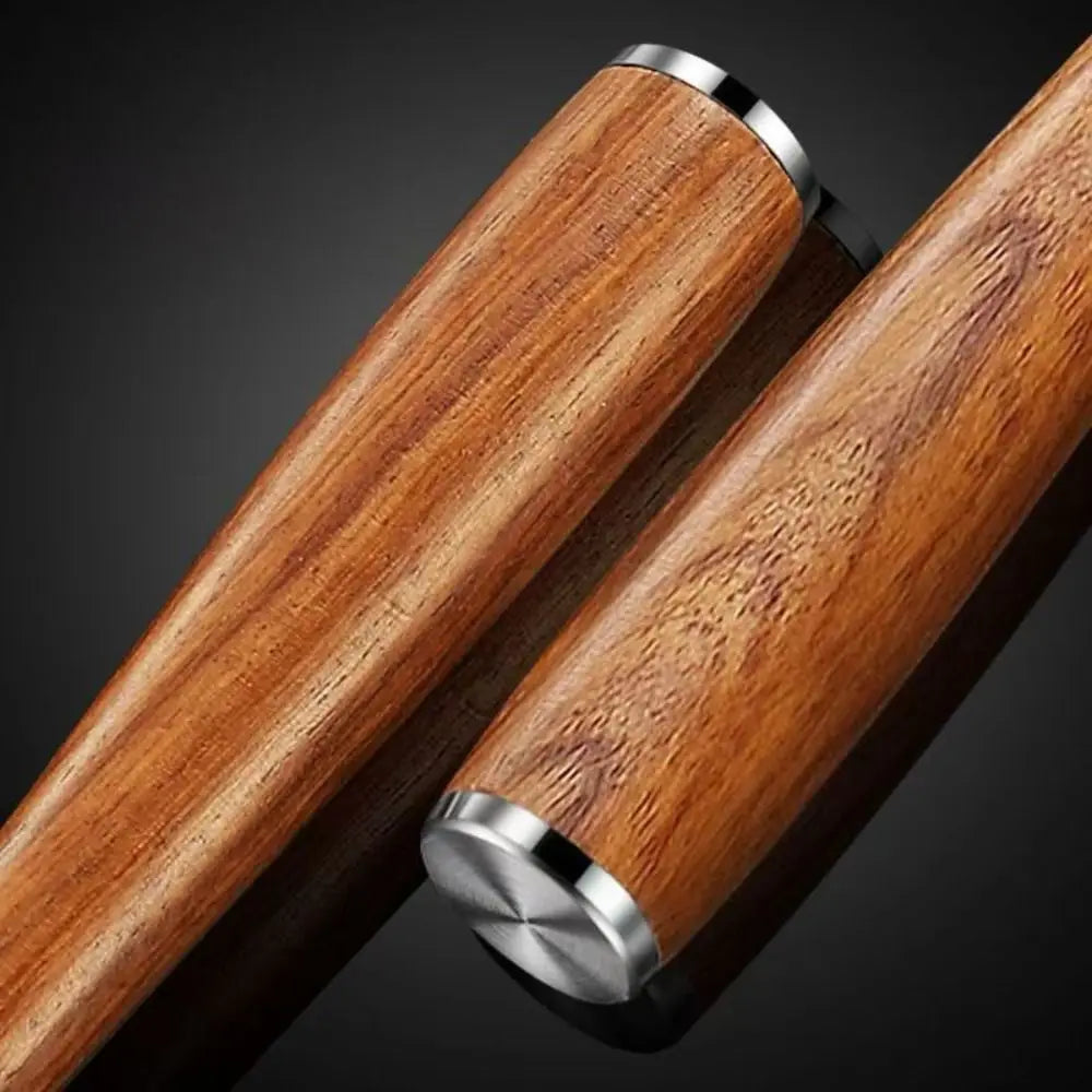 Éplucheurs avec un manche en bois véritable