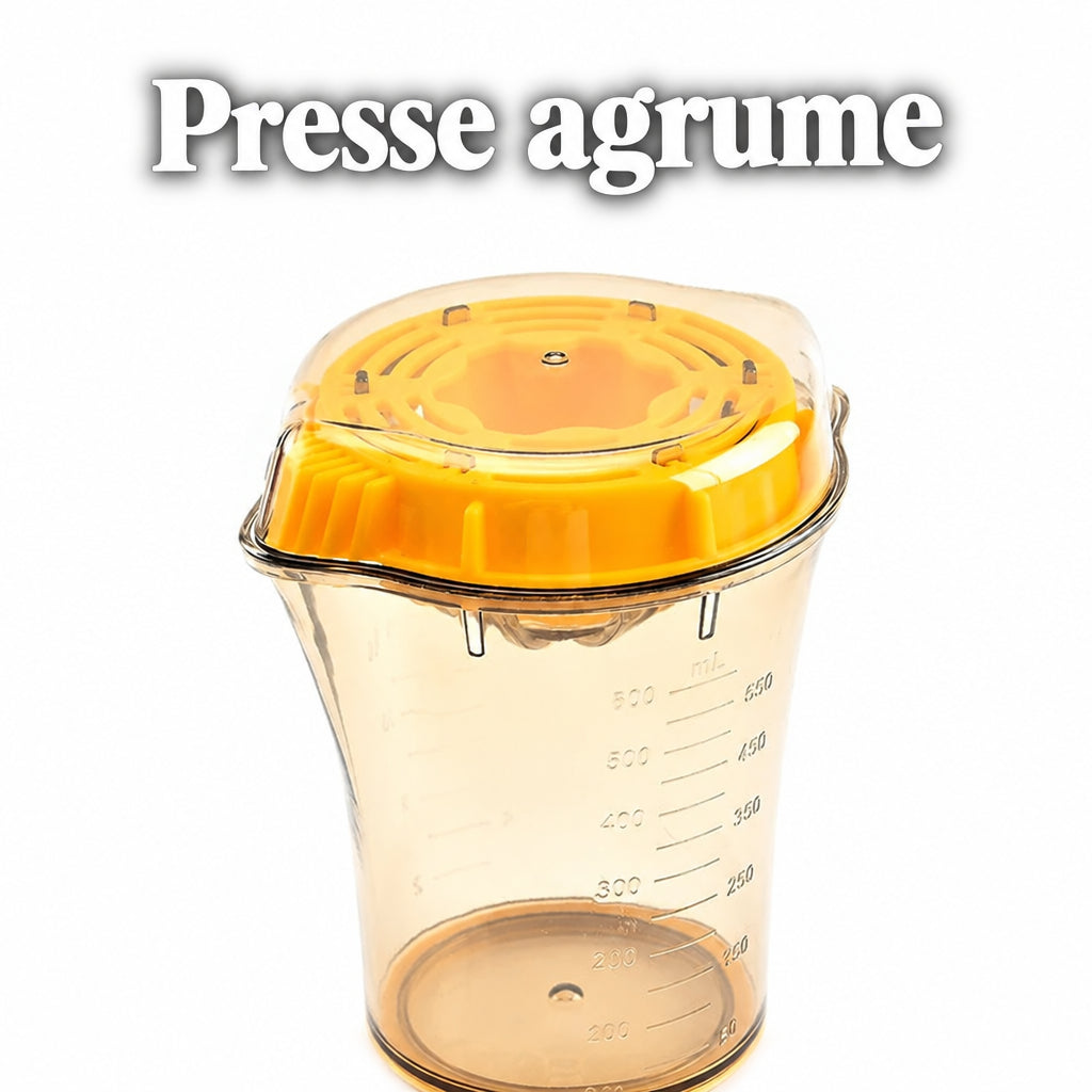Presse-agrumes jaune avec couvercle sur une tasse à mesurer transparente - Cuisinezchezvous.com