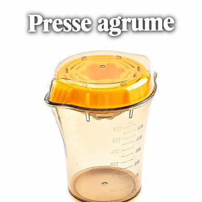 Presse-agrumes jaune avec couvercle sur une tasse à mesurer transparente - Cuisinezchezvous.com