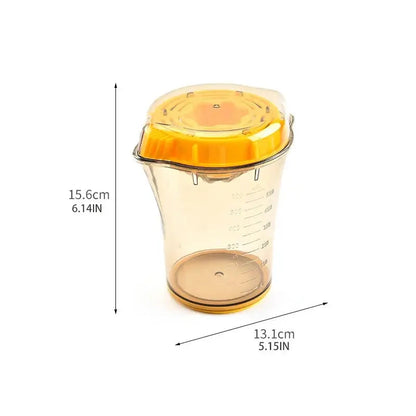  Dimensions indiquées du presse-agrumes avec tasse : 15,6 cm de hauteur et 13,1 cm de largeur - Cuisinezchezvous.com