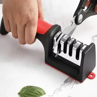 Préparation culinaire facile grâce à des couteaux parfaitement affûtés.Cuisinezchezvous.com