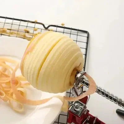 Utilisation de l'eplucheur MultiPrep pour peler et trancher une pomme en spirale Cuisinezchezvous.com