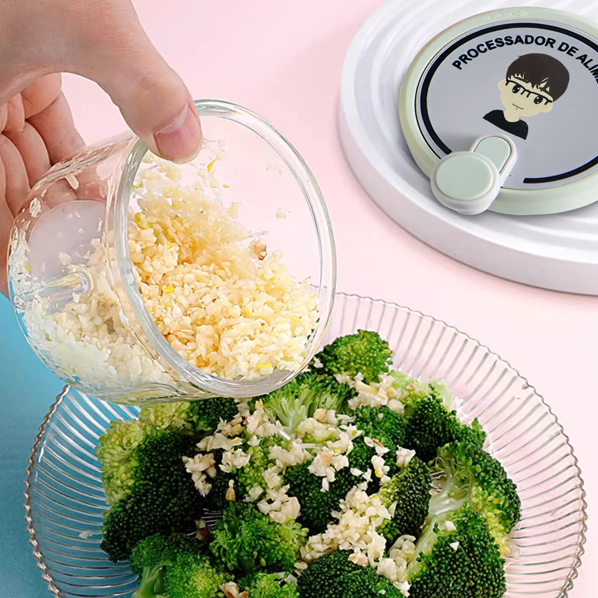 Mini hachoir manuel EasyCut™ noix hachées sur brocoli préparation cuisine saine - Cuisinezchezvous.com