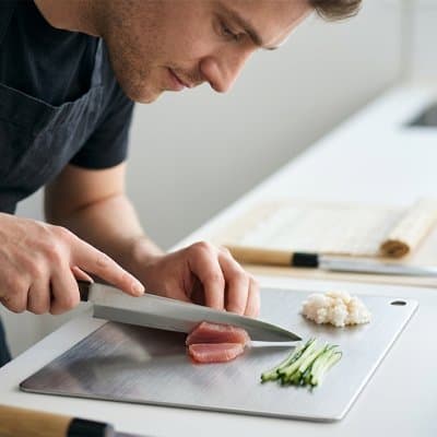 Planche à découper en acier inoxydable brossé antibactérienne pour cuisine professionnelle.Cuisinezchezvous.com