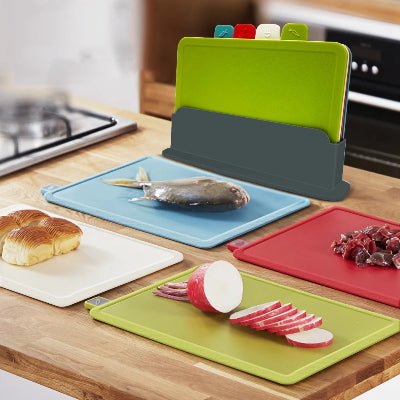 Planches à découper avec code couleur pour éviter la contamination croisée en cuisineCuisinezchezvous.com
