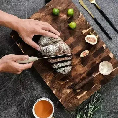 Une planche en bois d'acacia très solide Cuisinezchezvous.com