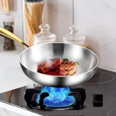 Gros plan sur le revêtement intérieur antiadhésif naturel d'une poêle inox de série professionnelle