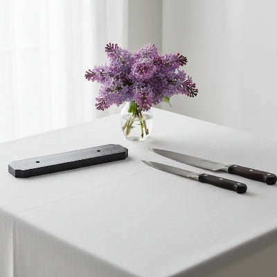 Barre magnétique pour les couteaux dans une cuisine moderne - Cuisinezchezvous.com