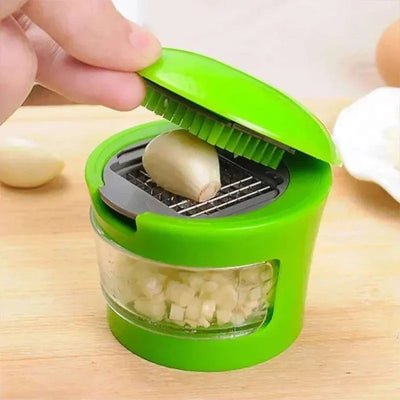 Presse ail polyvalent vert avec vue de face,  et le contenant transparent - Cuisinezchezvous.com