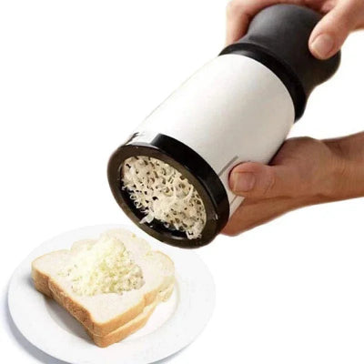 Gros plan sur la grille interchangeable en acier inoxydable pour un râpage fin du parmesan.