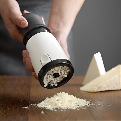 Utilisation de la râpe pour préparer du gruyère râpé frais pour un gratin fait maison.